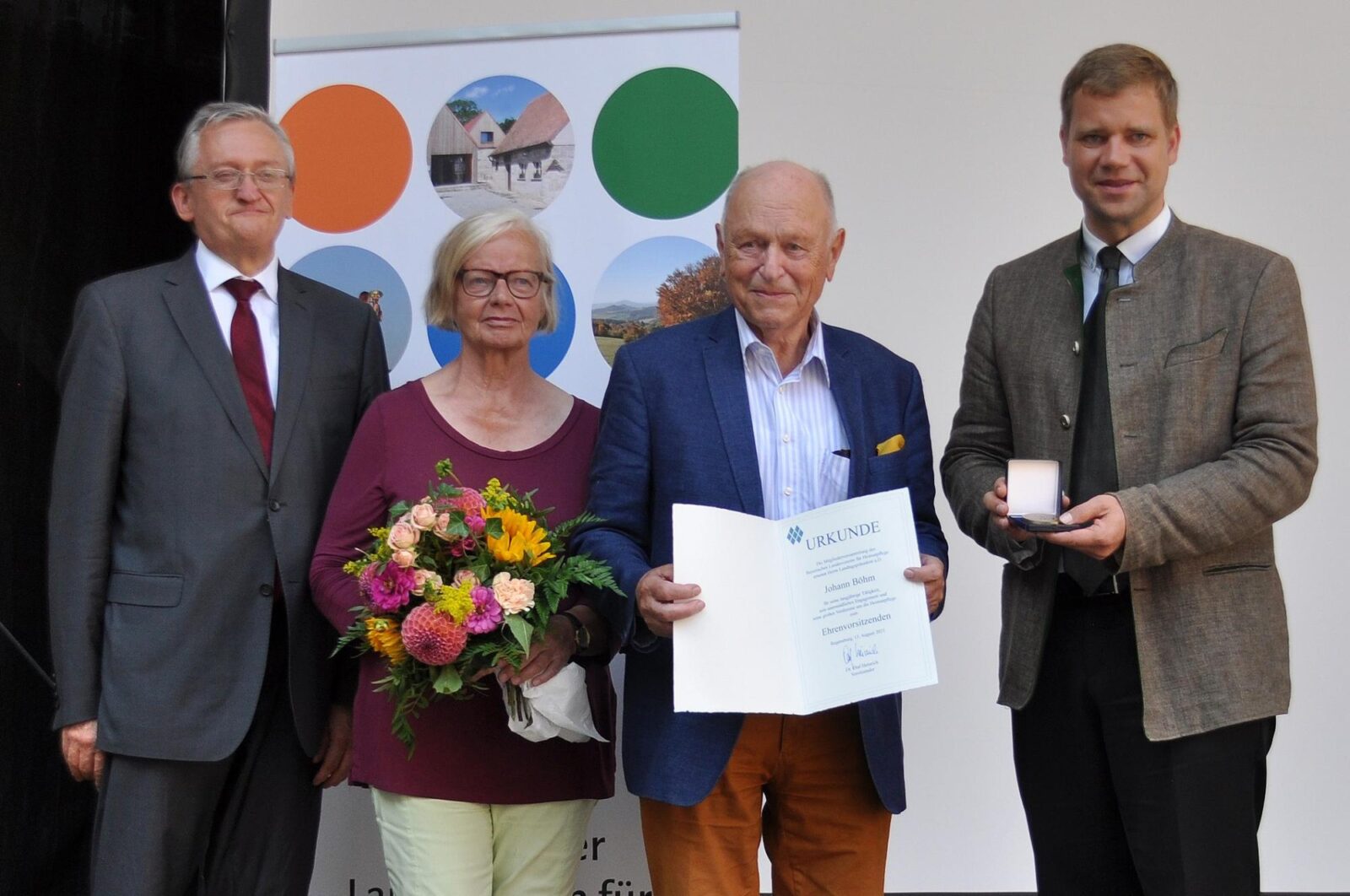 Oberpfälzischen Bezirkstagspräsident Franz Löffler mit Elke Böhm neben Ehemann und ehemaligen Vorsitzenden Johann Böhm und aktueller Vorsitzender Dr. Olaf Heinrich
