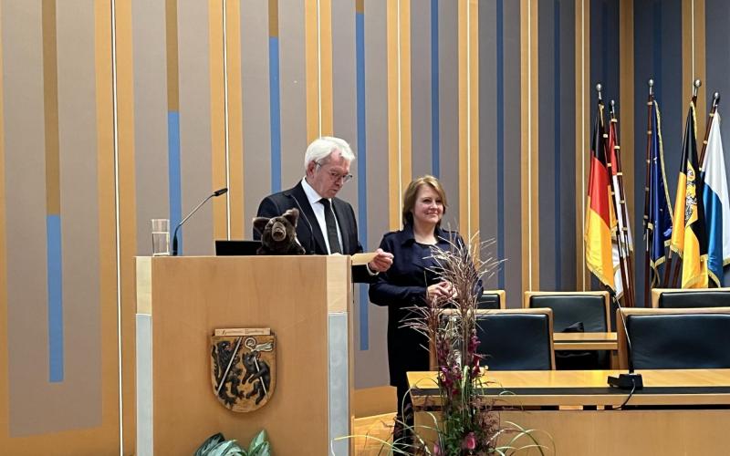 Rednerbühne mit zwei Rednern auf der Kulturministerkonferenz in Berlin