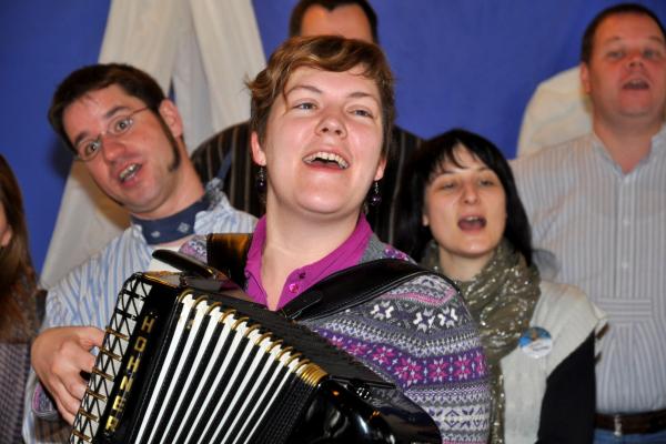 singende Menschen begleitet_vom_Akkordeon