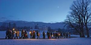 Abendspaziergang mit Kerzen und Kindern