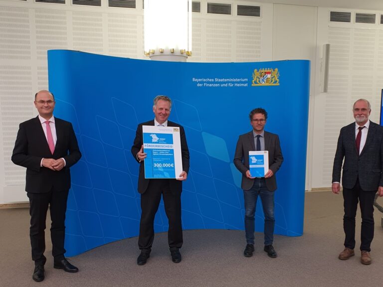 v.l.n.r. Finanz- und Heimatminister Albert Füracker, Dr. Rudolf Neumaier, Dr. Thomas Büttner und Dr. Thomas Gunzelmann (Bayerisches Landesamt für Denkmalpflege) freuen sich über den Erhalt des Förderbescheids