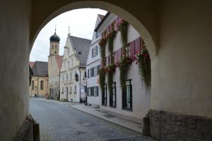Blick vom Stadttor in das kleine Dörfchen hinein