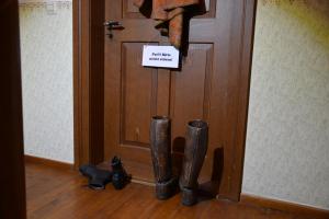 Holztür mit Schild: "Psst, bitte nicht stören"