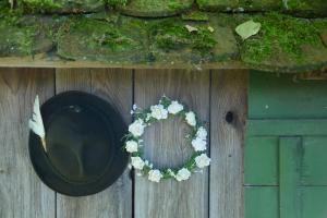 Hut und Blumenhaarkranz