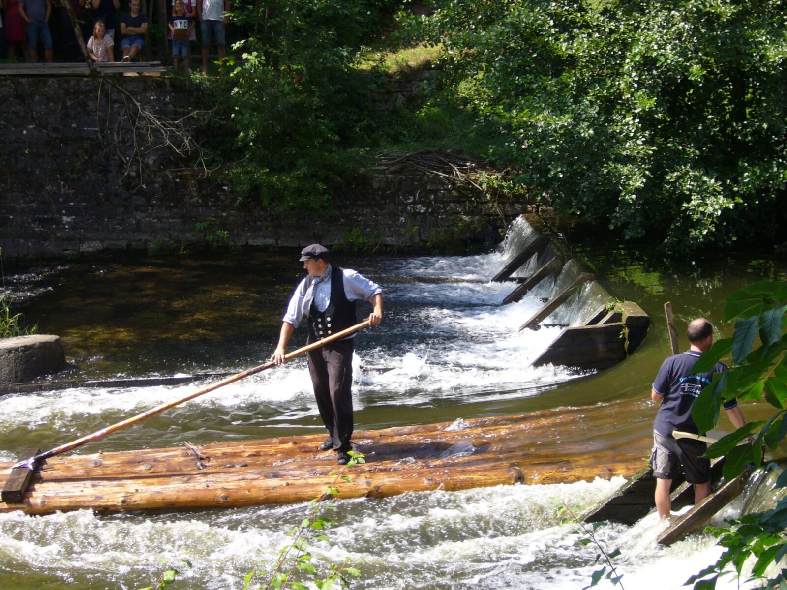 Mann auf Floß im Fluss