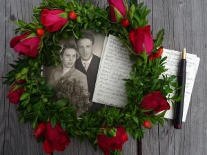 Rosenkrank und Hochzeitseinladung