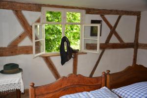 offenes Fenster im Fachwerkhaus, Blick nach außen