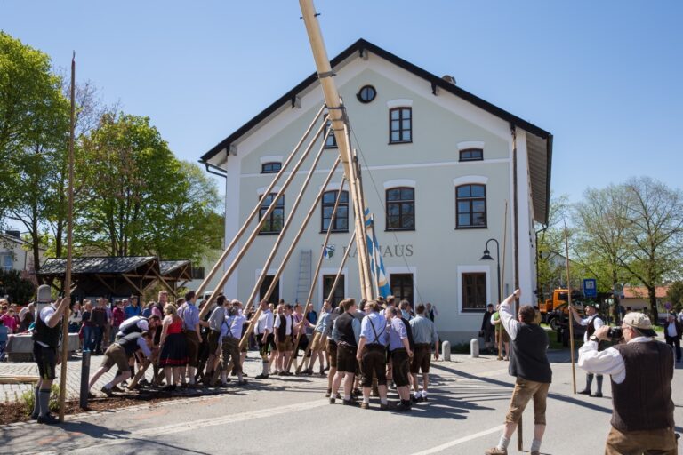 Maibaum aufstellen vor Rathaus. Bildrecht Andreas Ruf